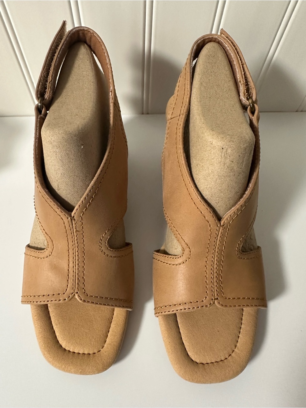 Clarks Tan Cutout Wedge Sandals - 6M - NIB - Picture 6 of 9